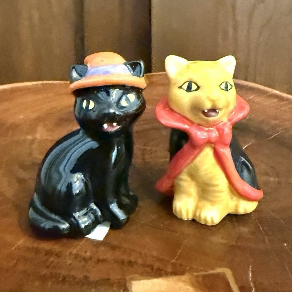NWT Cracker Barrel Halloween Ceramic Cat Salt & Pepper Shakers Witch Vampire Set